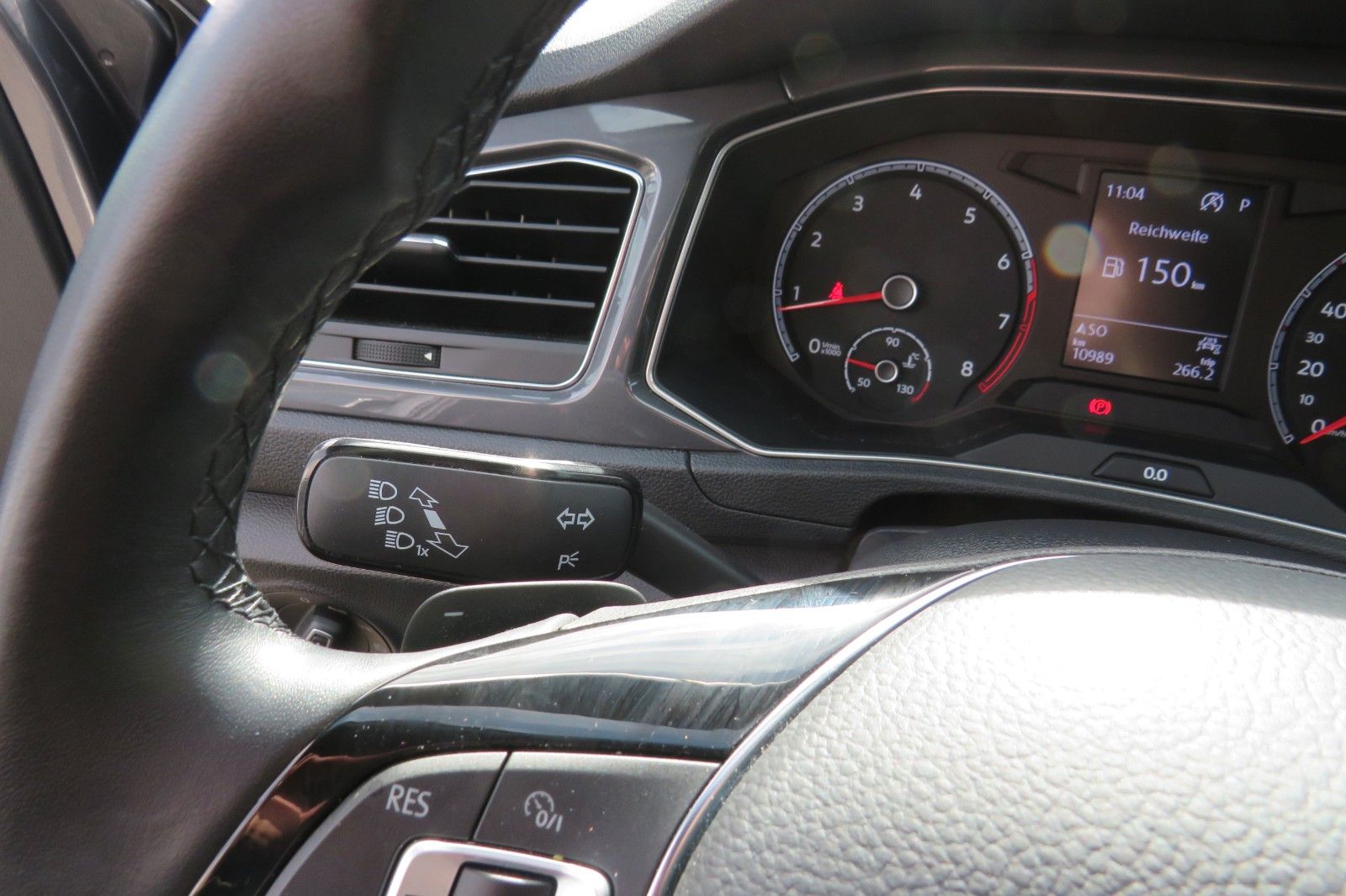 Fahrzeugabbildung Volkswagen T-Roc SPORT/R-LINE ACC KAMERA SITZH. 18`NAVI 1H