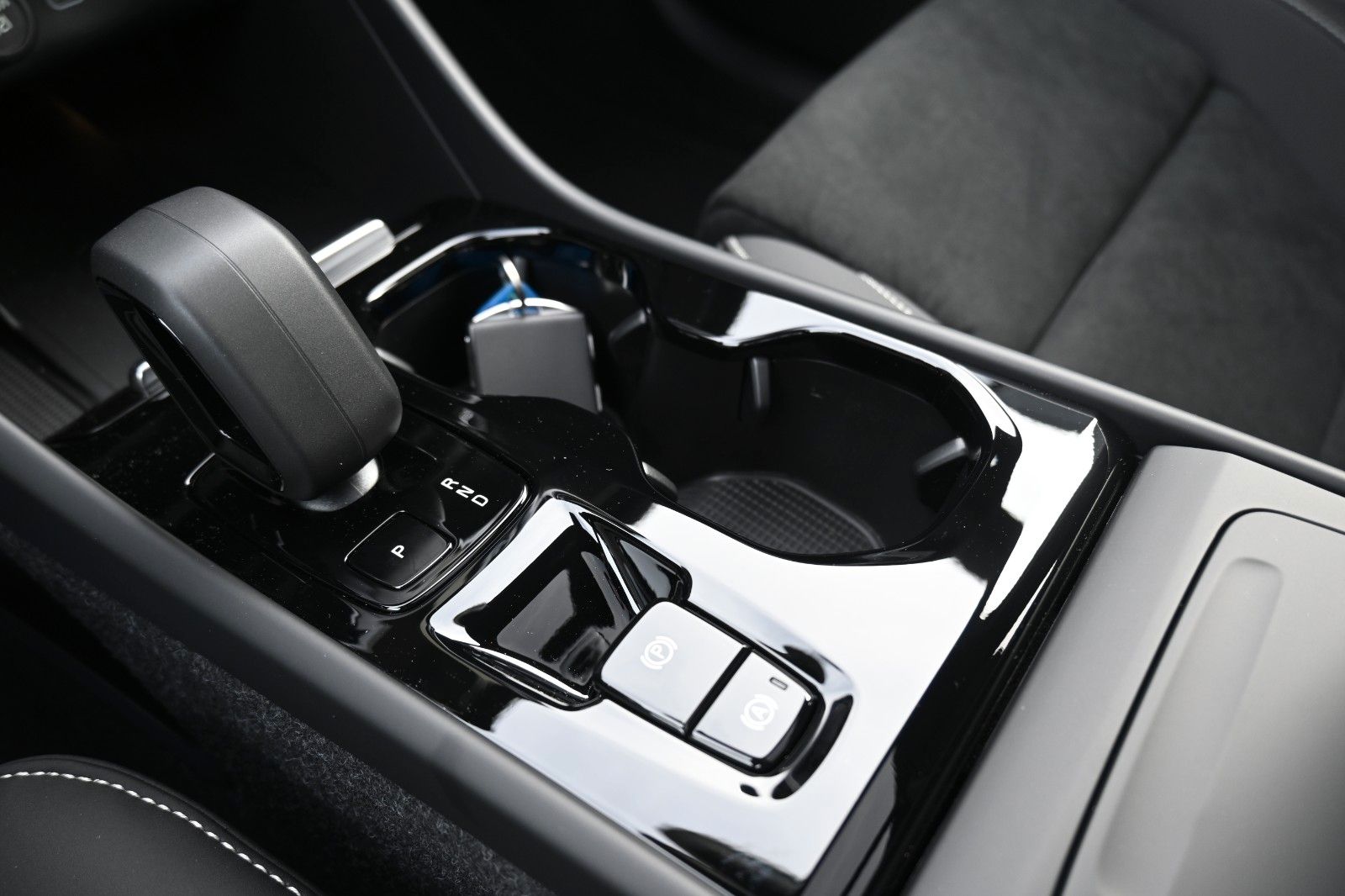 Fahrzeugabbildung Volvo XC40 B4 Black Ultra Dark*FSHZG*PANO*360°*ACC