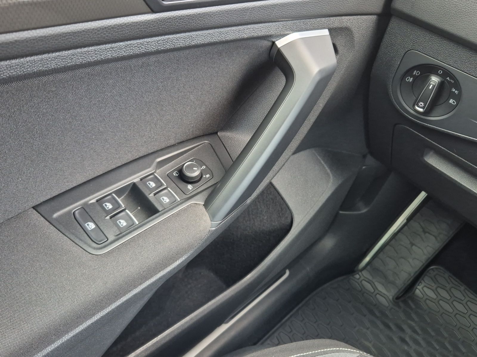 Fahrzeugabbildung Volkswagen Tiguan 2.0 TDI DSG R-Line AHK LED HuD Navi ACC