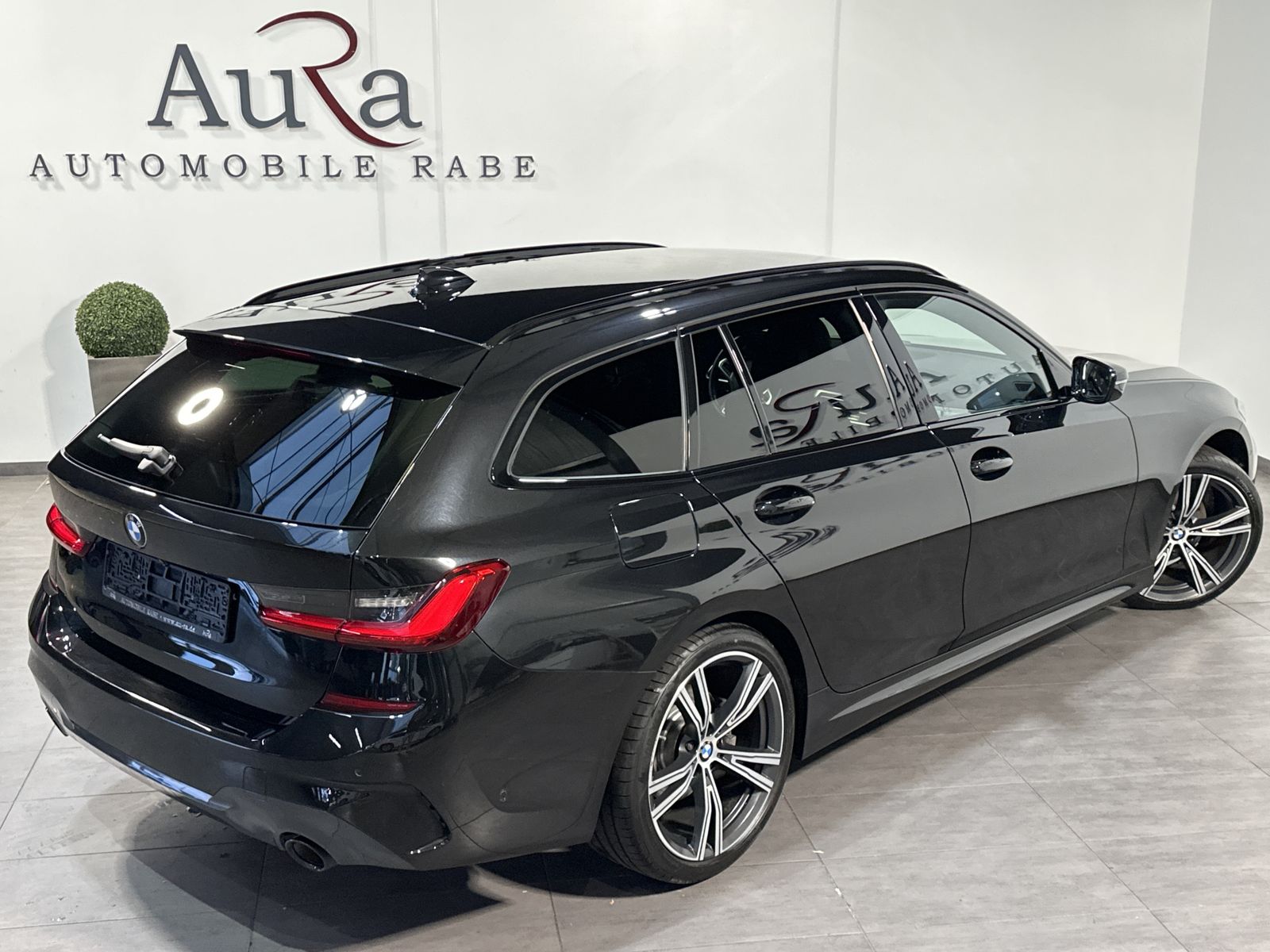 Fahrzeugabbildung BMW 320d Touring M-Sport NAV+LED+KAMERA+19ZO+HIFI+VC