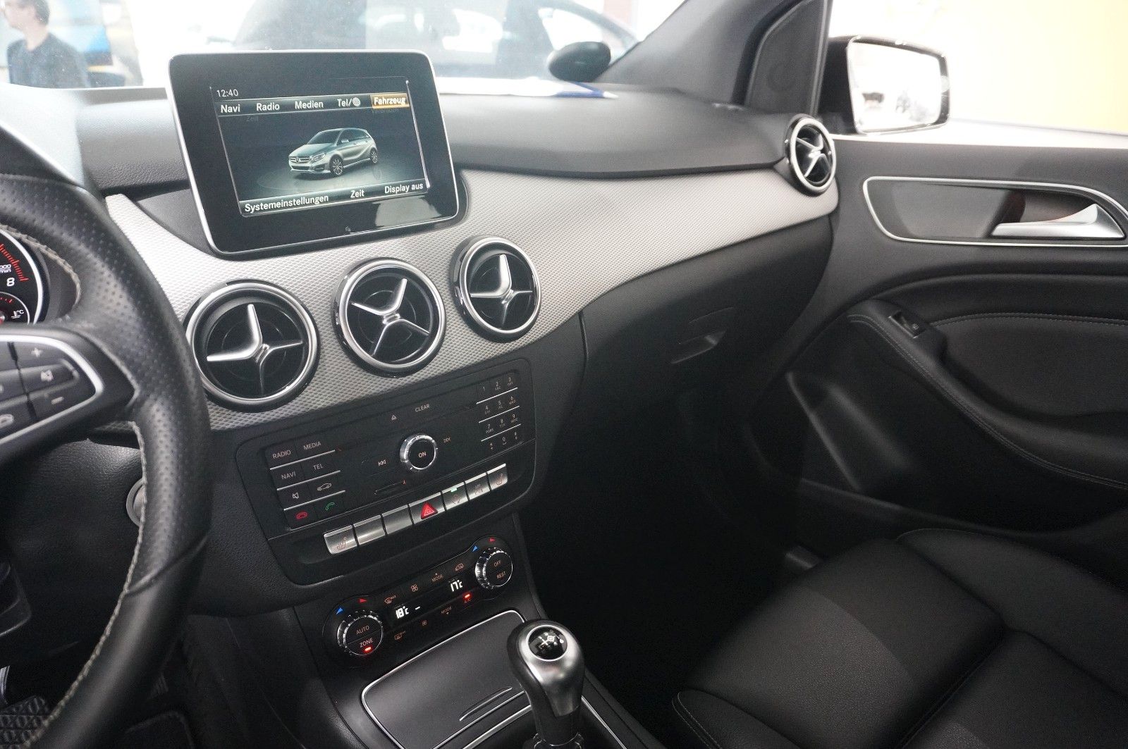 Fahrzeugabbildung Mercedes-Benz B 200 URBAN NAVI/LED/SHZ/PDC/TEMP./LEDER/KLIMA