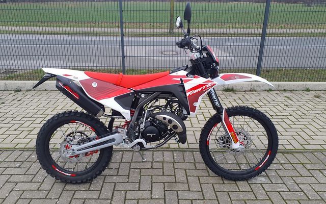 Fantic XE 50 ENDURO PERFORMANCE VERSAND MGL+ HELM