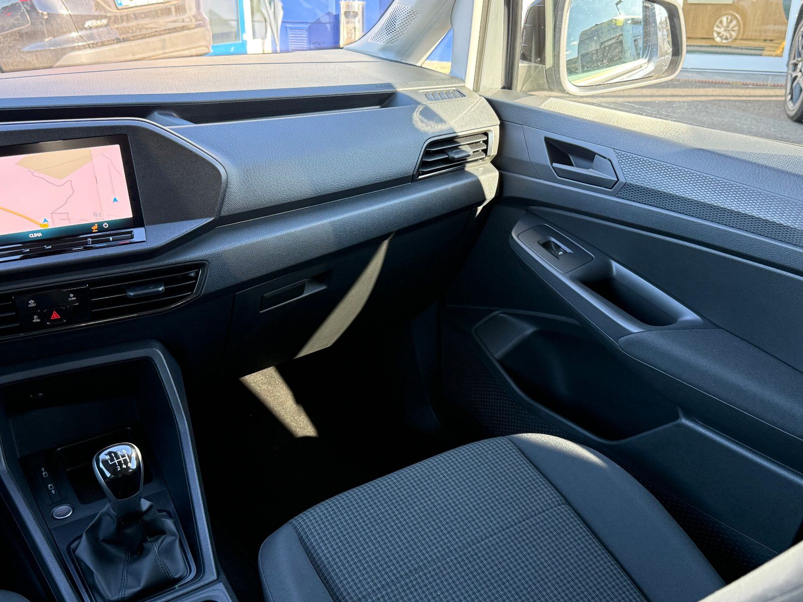 Fahrzeugabbildung Volkswagen Caddy TSI 7-Sitzer GRA AHK DAB Navi Kamera