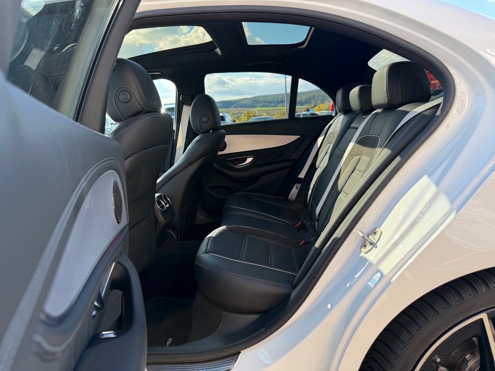 Fahrzeugabbildung Mercedes-Benz E 63 AMG S+DISTR+360°+AIRMAT+DRIVERS+NIGHT+PANO+