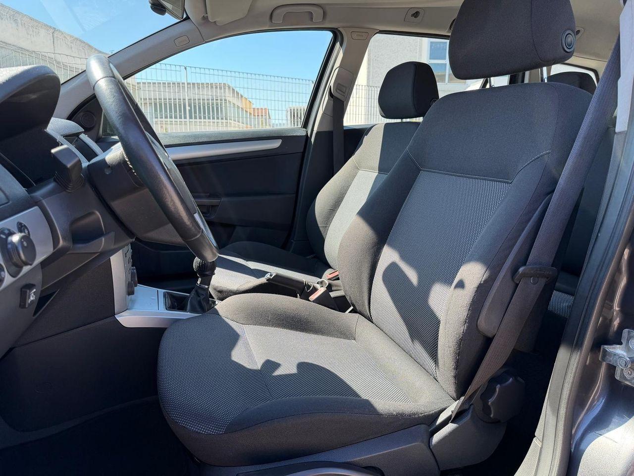Opel Astra 2010 — photo 14