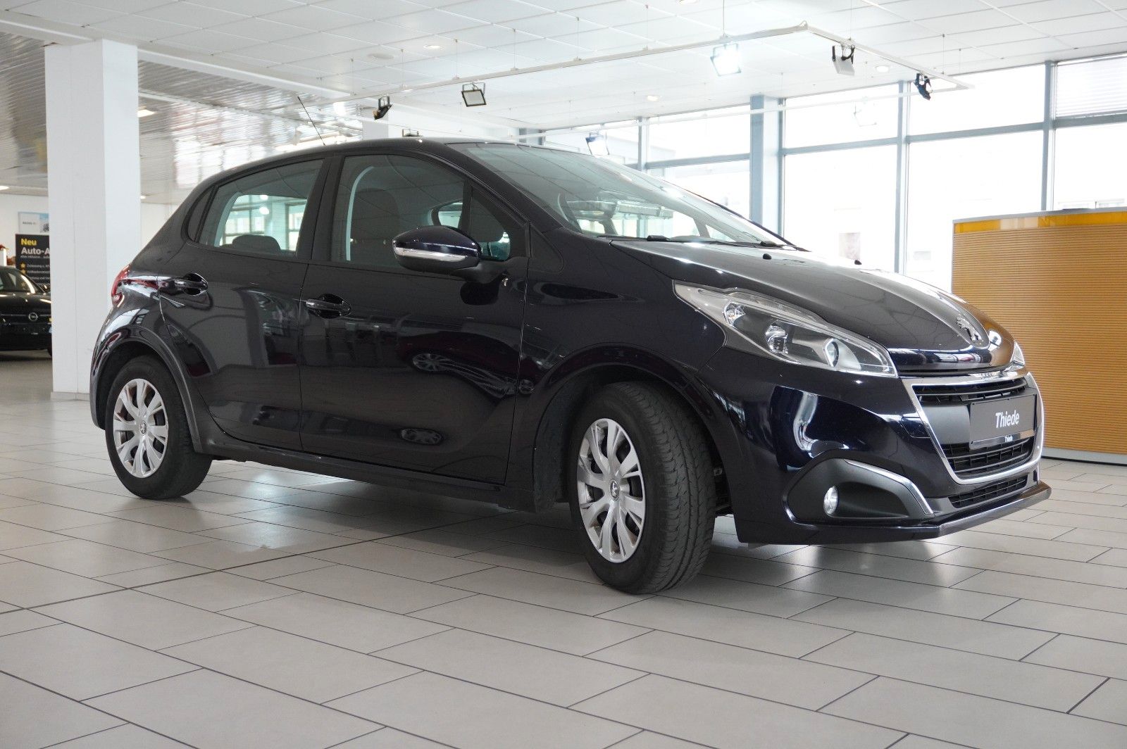 Fahrzeugabbildung Peugeot 208 LIM. 1.2 ACTIVE NAVI/LED/KLIMA/SHZ/PDC/TEMP