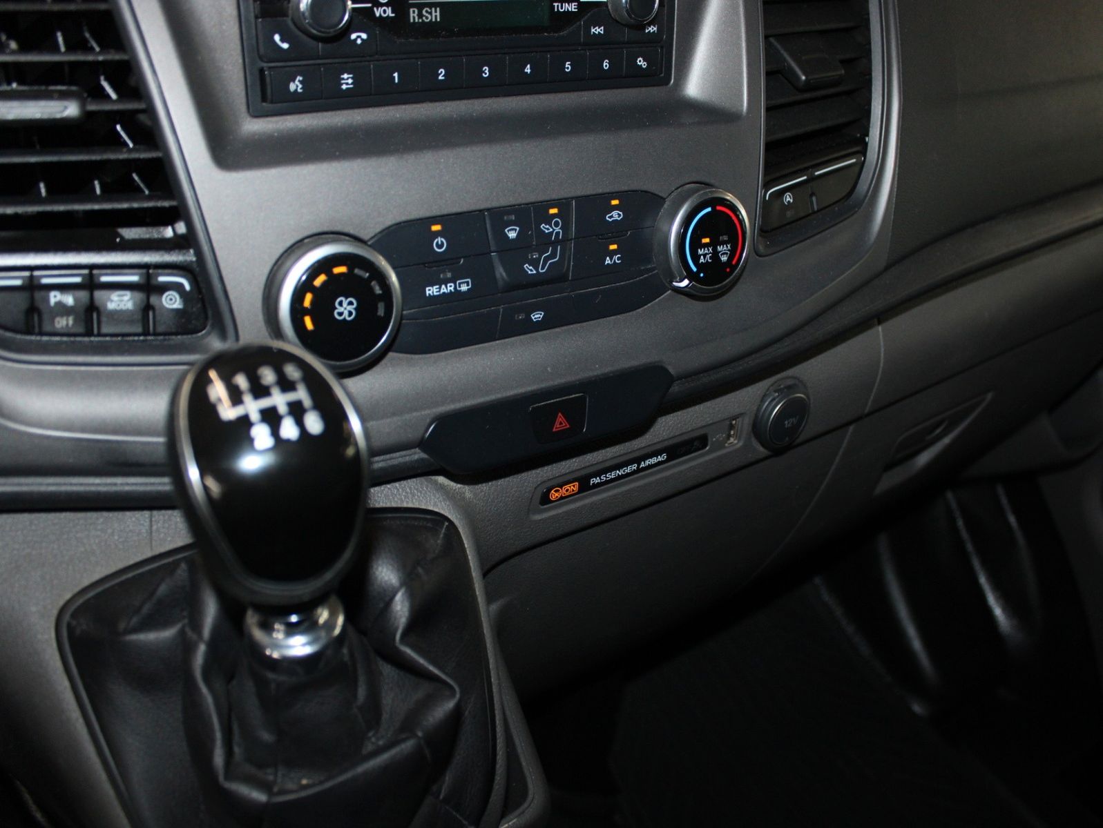 Fahrzeugabbildung Ford Transit Custom TREND L1 Kasten AHK Regale KLIMA