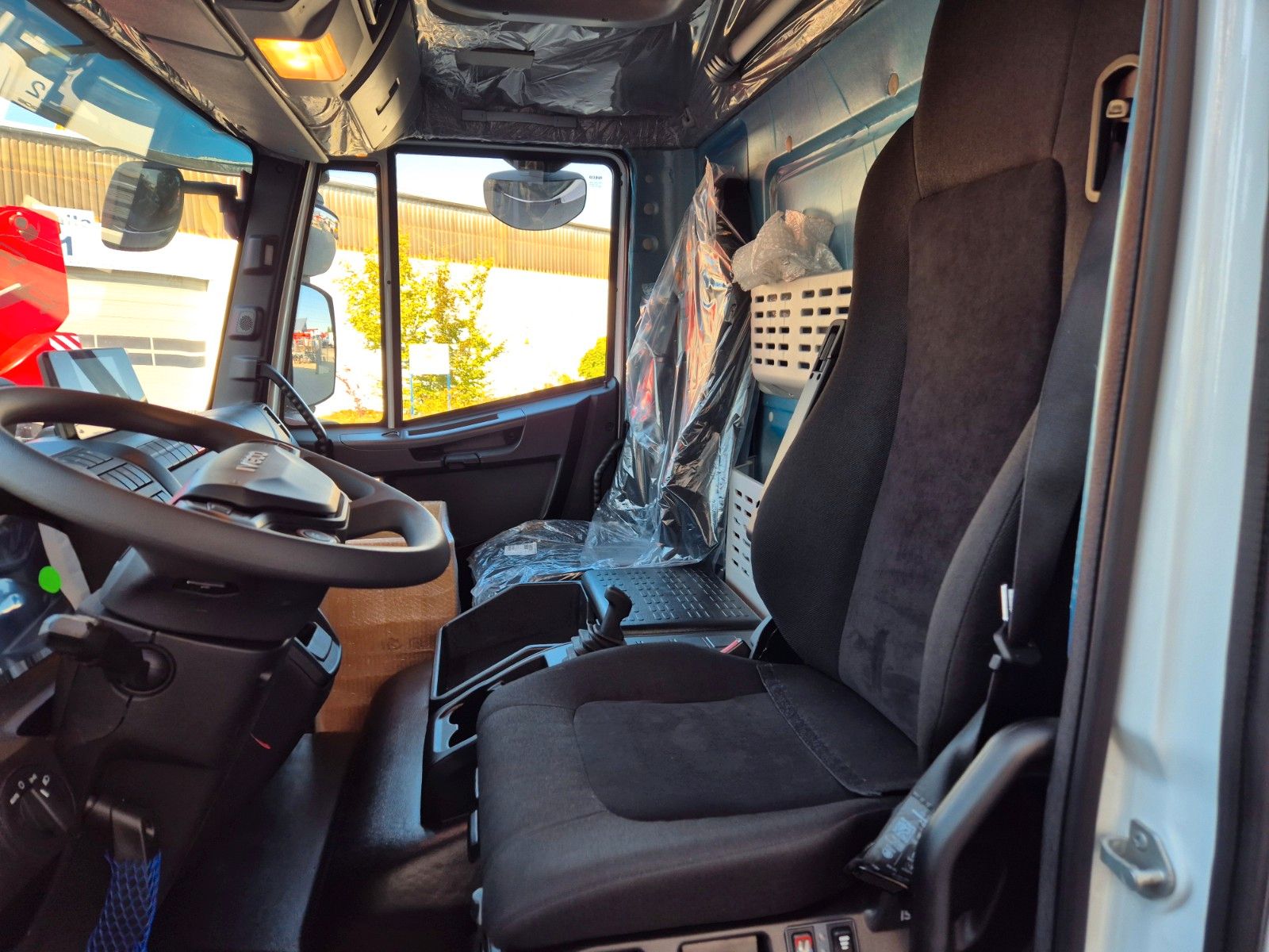 Fahrzeugabbildung Iveco Eurocargo ML160E28/P Carrier Supra 1250 LBW Tür