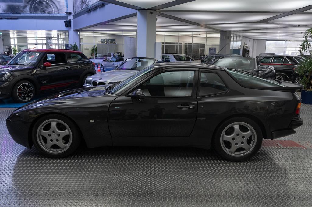 Porsche 944