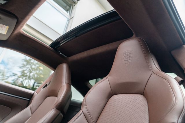 Porsche 992.2 Carrera 4 GTS / COUPE / 18 WEGE / LED Porsche 992.2 Carrera 4 GTS / COUPE / 18 WEGE / LED