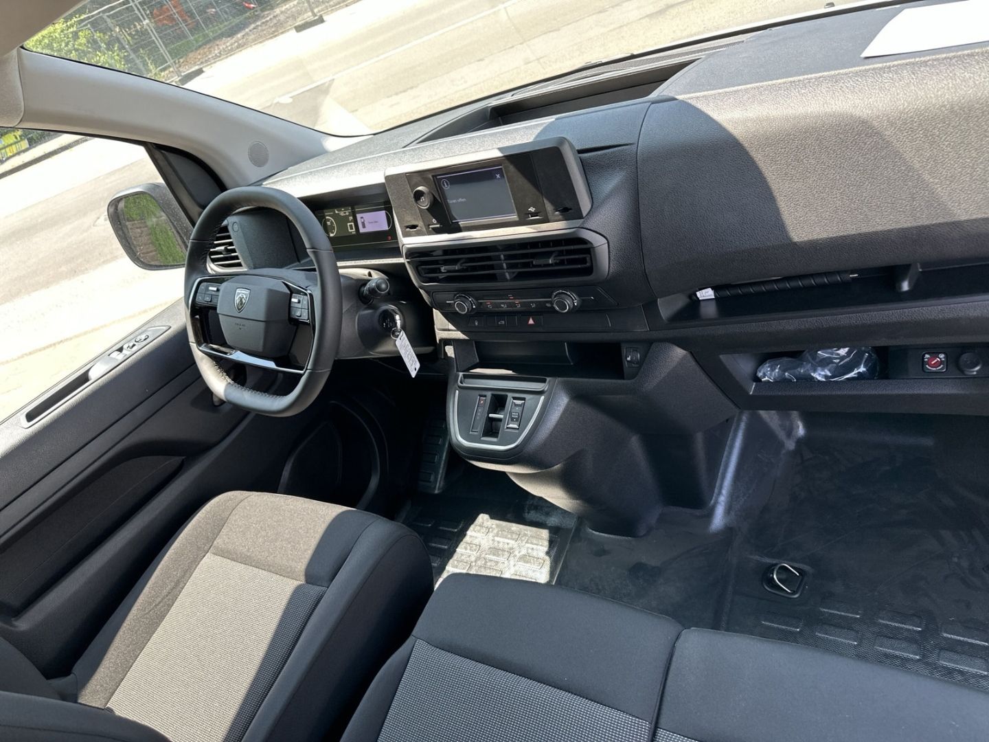 Fahrzeugabbildung Peugeot Expert KW Standard (L2) 2.0 BlueHDi 145 AHK-abn.