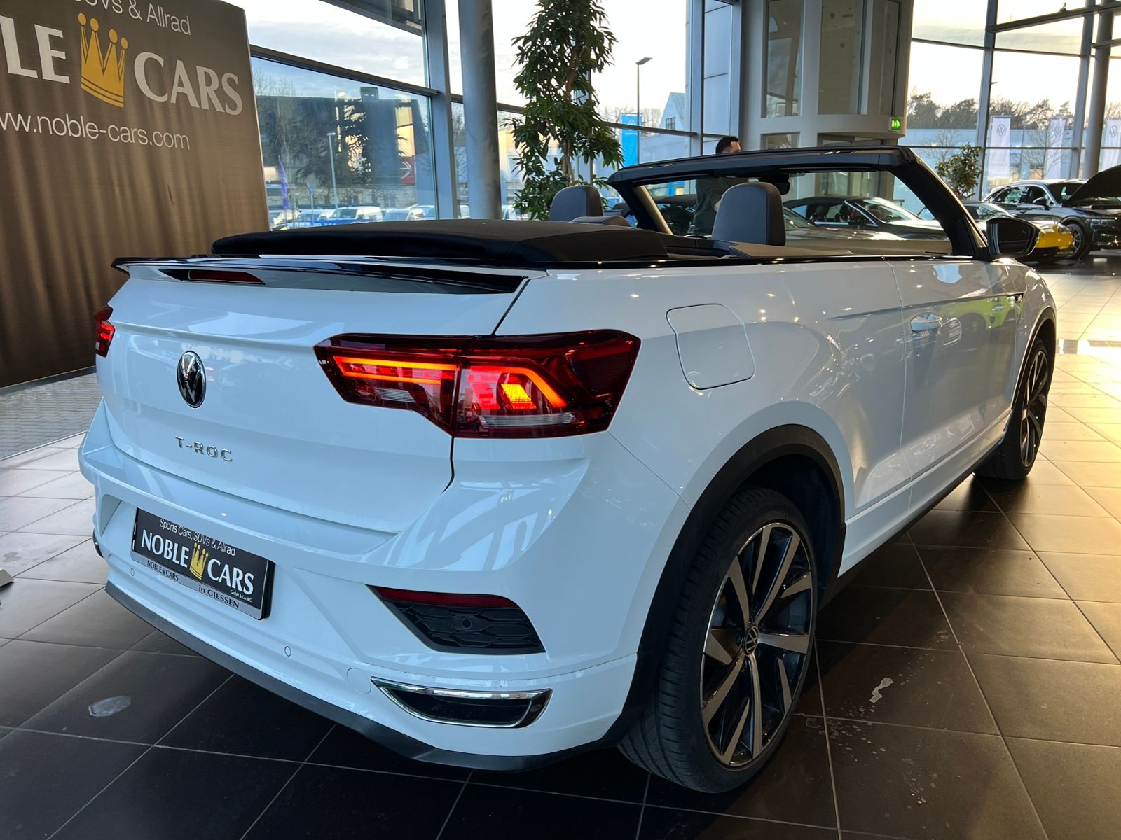 Fahrzeugabbildung Volkswagen T-Roc Cabrio R-Line Black AHK BEATS NAVI SHZ