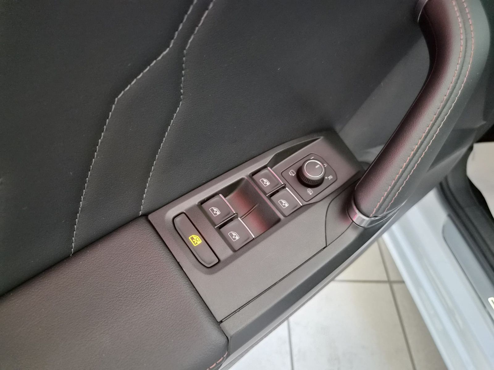 Fahrzeugabbildung CUPRA Leon Sportstourer / NAVI / KAMERA / T-LEDER