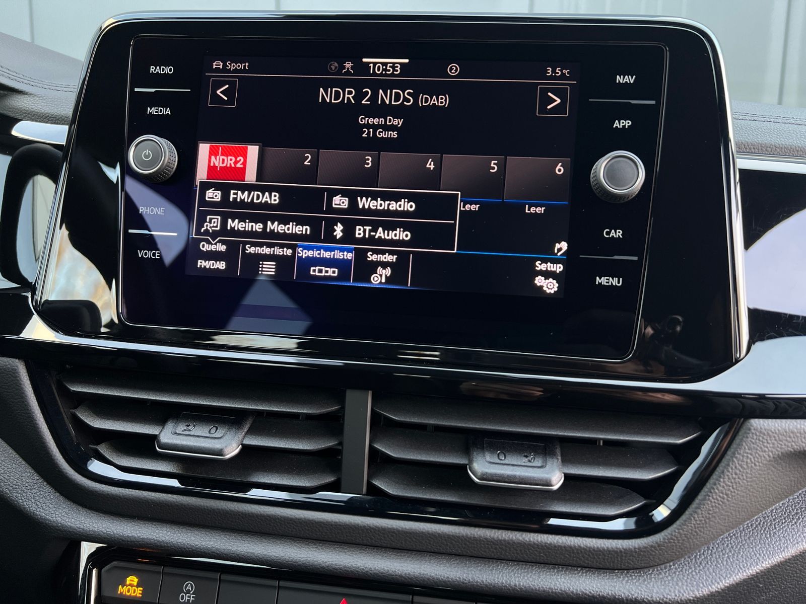 Fahrzeugabbildung Volkswagen T-Roc R-Line 1.5 TSI DSG *AHK,LED,BlackStyle,PDC