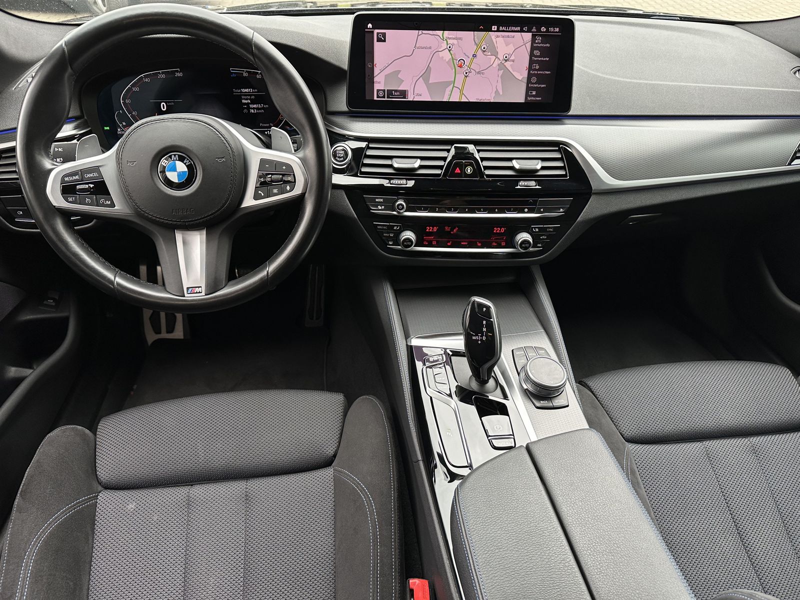 Fahrzeugabbildung BMW 520d Touring M-Sport NAV+LED+HIFI+KAMERA+18ZO+PP