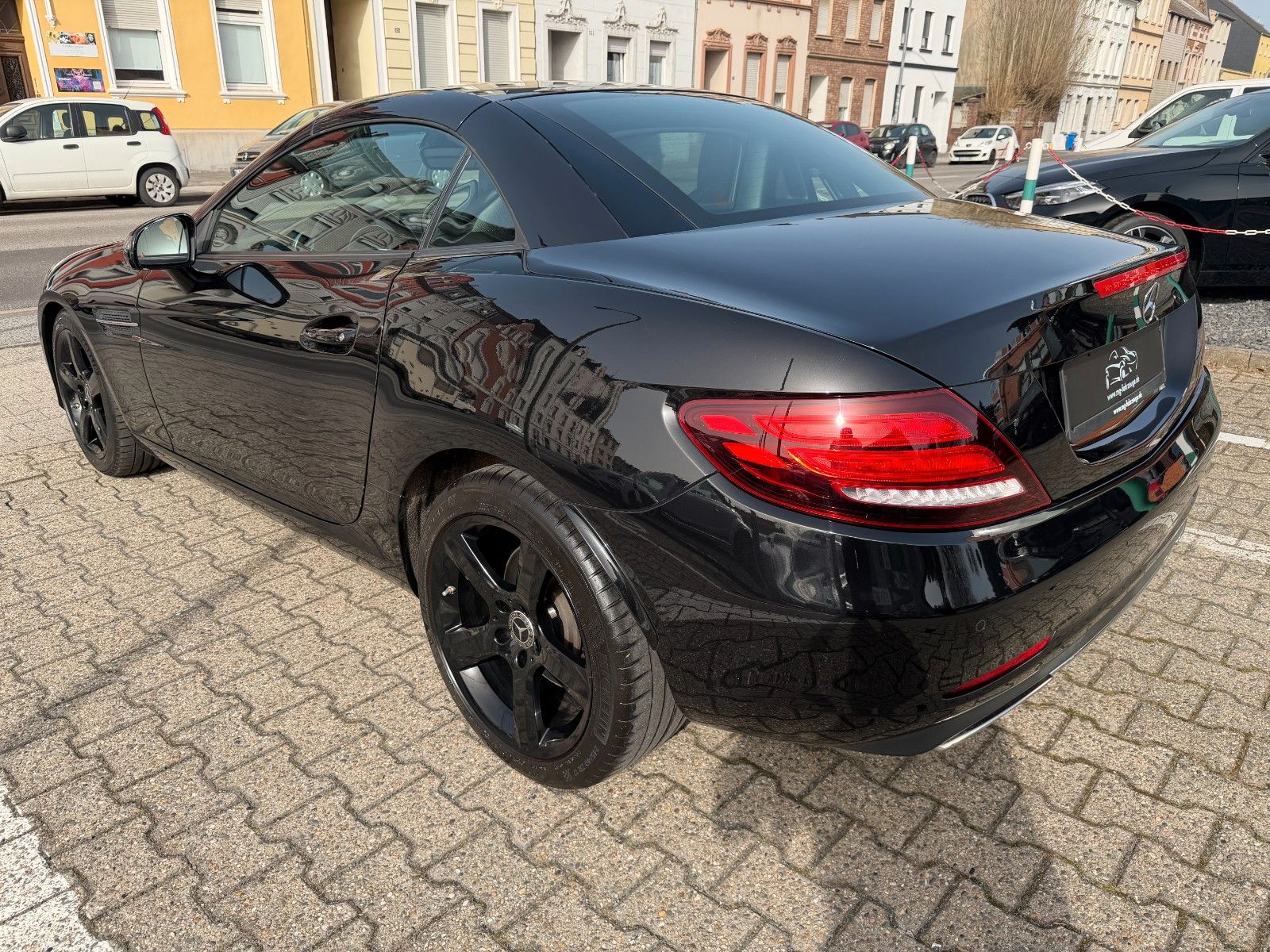 Fahrzeugabbildung Mercedes-Benz SLC 300 SPORT LED NAVI LEDER MEMORY AIRSCARF