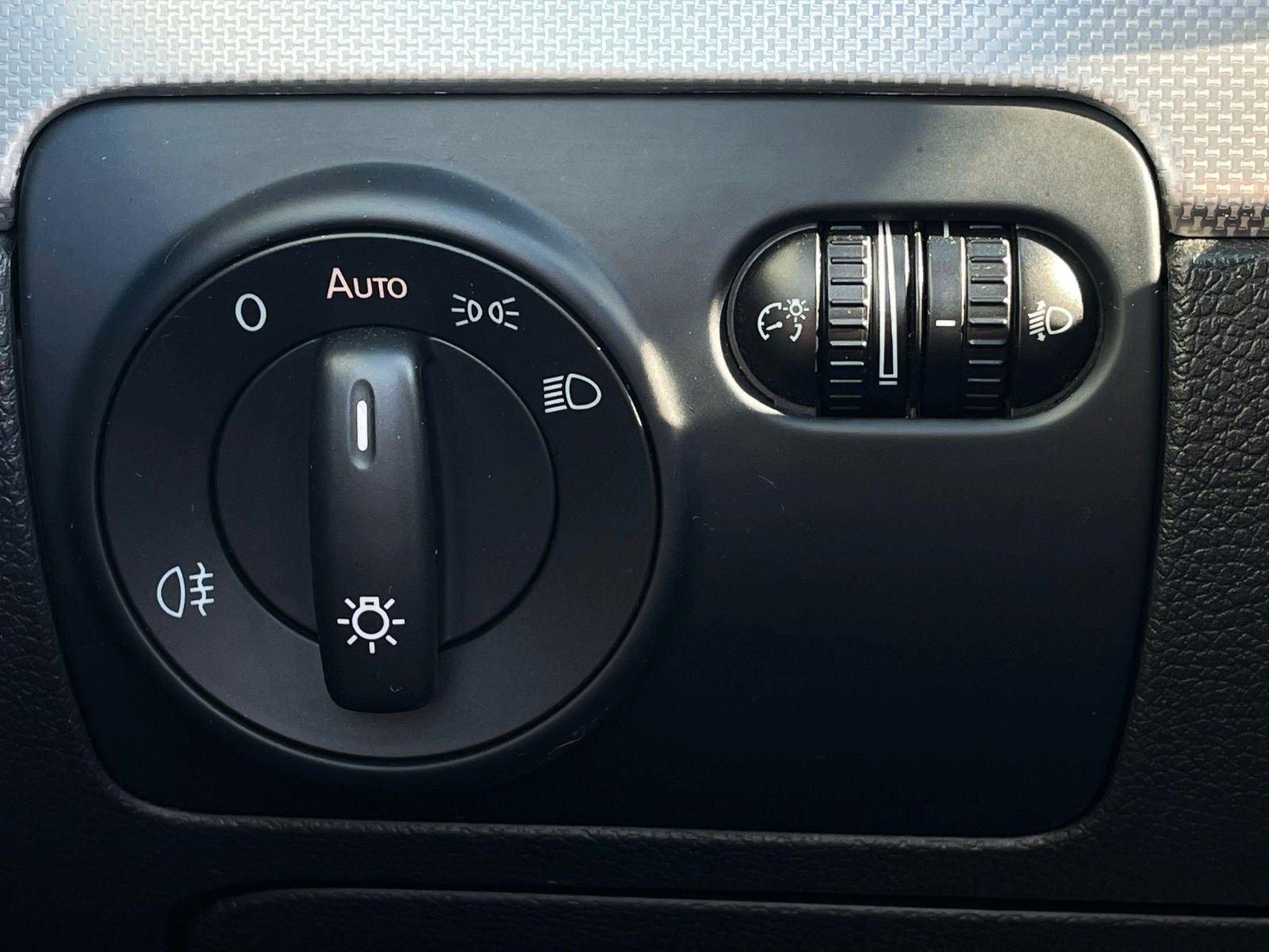 Fahrzeugabbildung Volkswagen Golf VI CABRIO EXCL EDITION KLIMAAUT LEDER NAVI