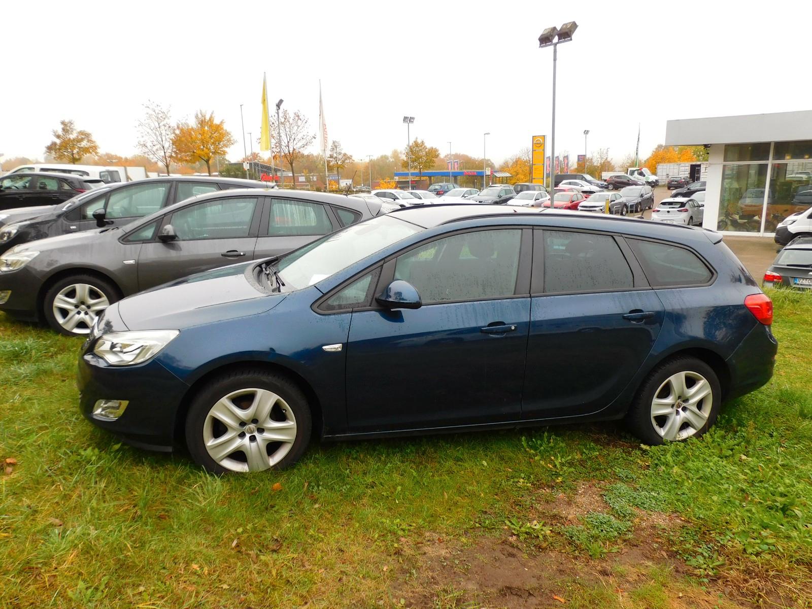 Opel Astra 2011 — interior