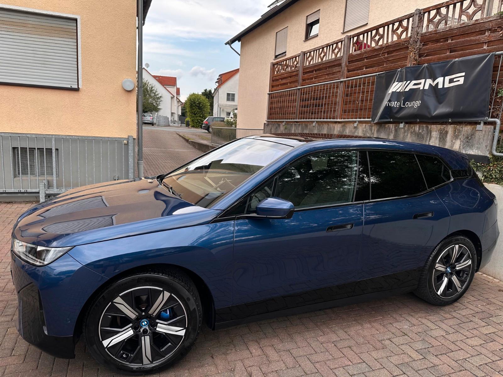 BMW iX xDrive40 M Sport PANO-SKY*AHK*DA-Prof*360°