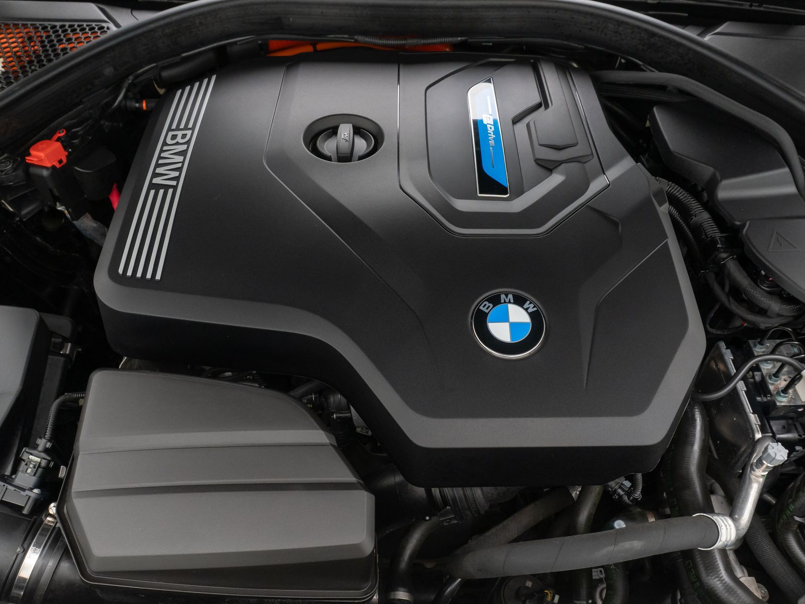 Fahrzeugabbildung BMW 320e Sport Line Alarm DAB PDC GeschwindigReg 18"