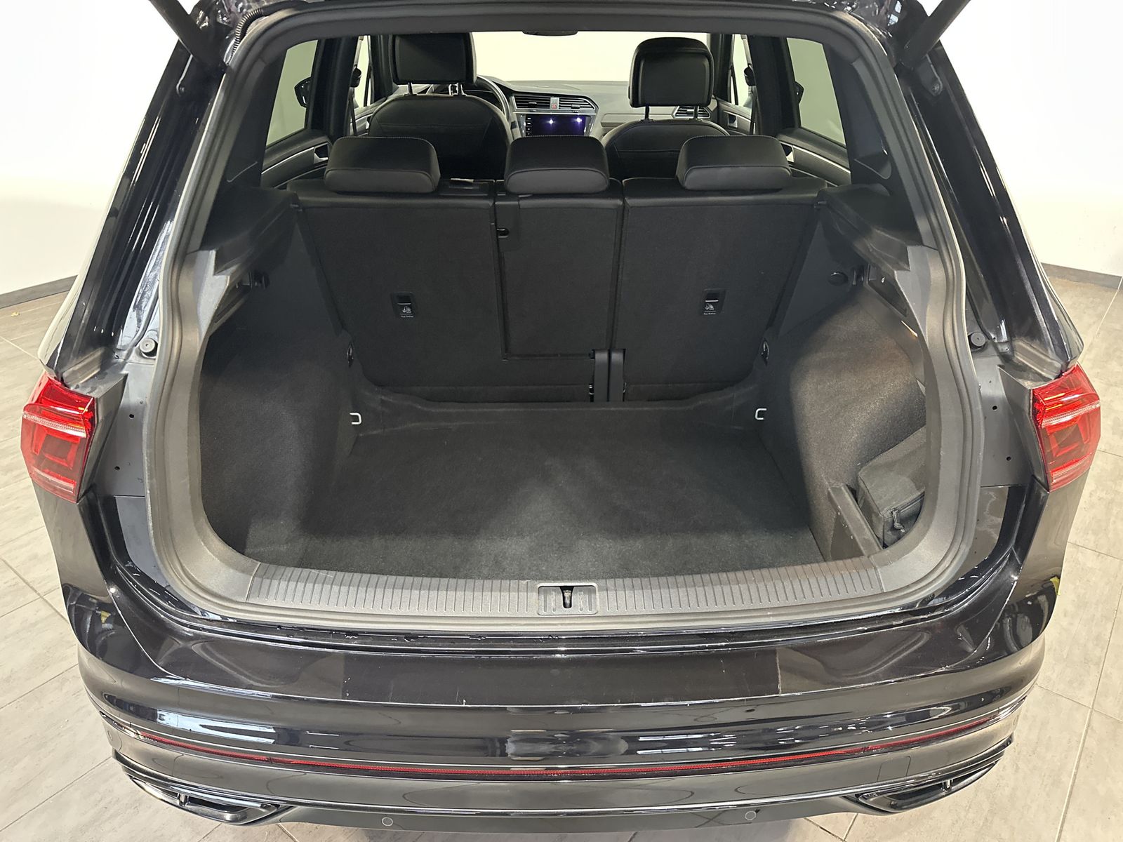 Fahrzeugabbildung Volkswagen Tiguan 2.0 TDI DSG R-Line Black NAV+IQ-LIGHT+ACC