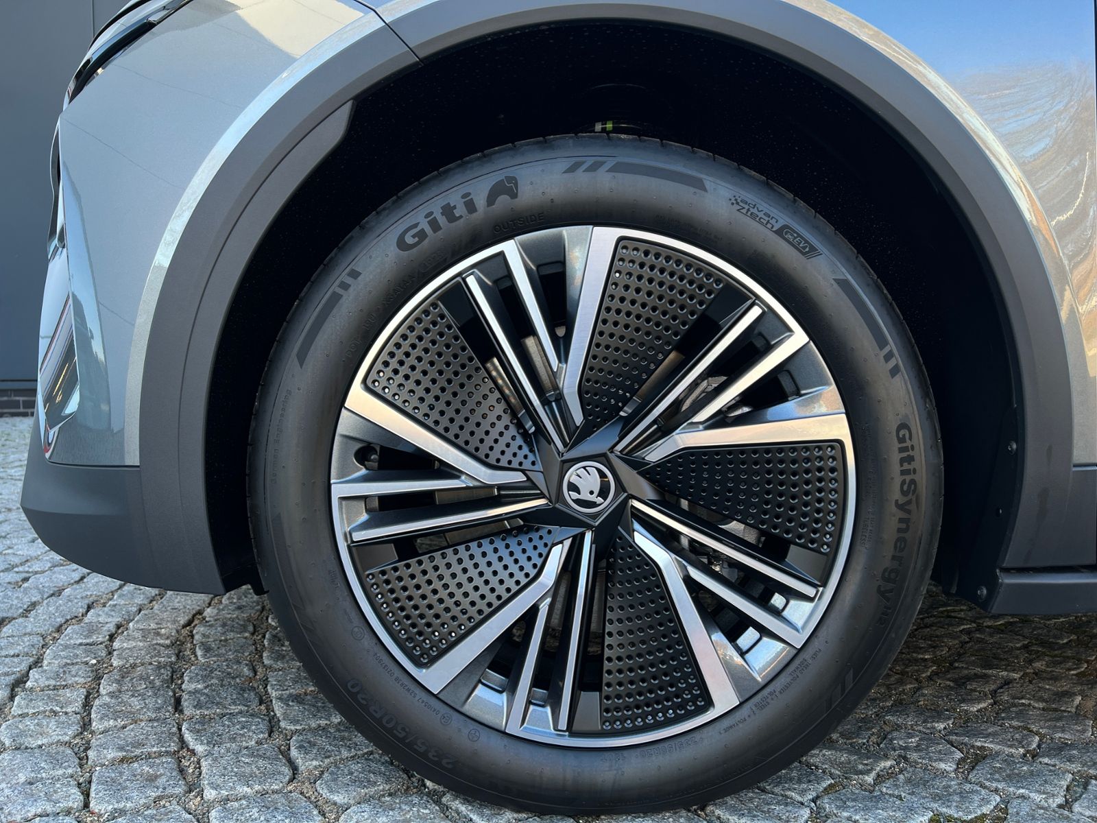 Fahrzeugabbildung SKODA Elroq 85 *Wärmepumpe,KESSY,21"LM-Felge*