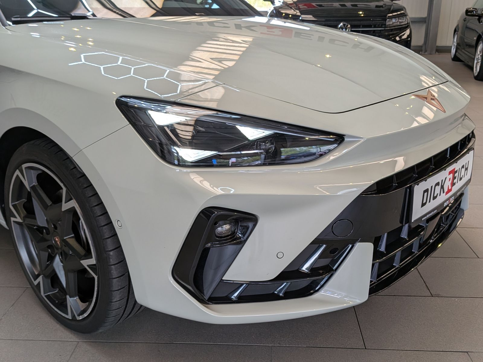 Fahrzeugabbildung CUPRA Leon 1.5 eTSI DINAMICA*MATRIX*ACC*PANO*AHK 5J-Ga