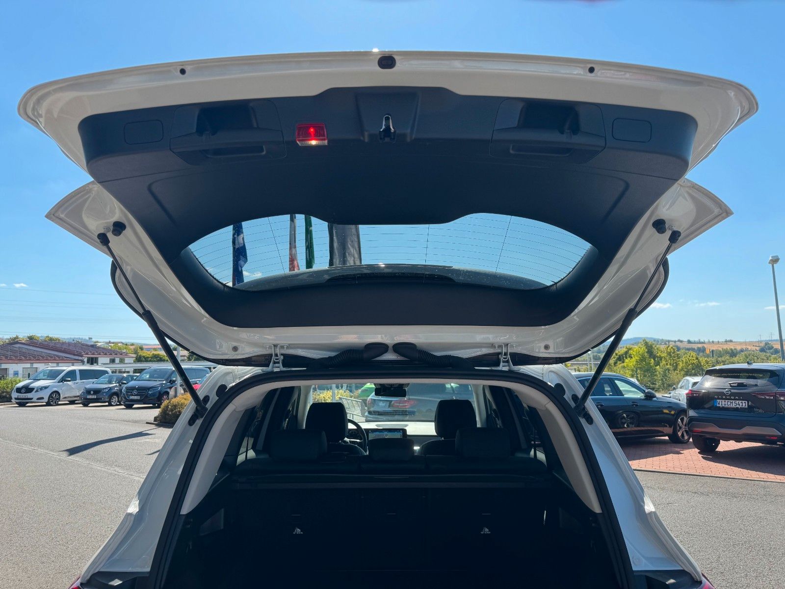 Fahrzeugabbildung Mercedes-Benz GLB 180 Style+Distronic+RKamera+Vollleder