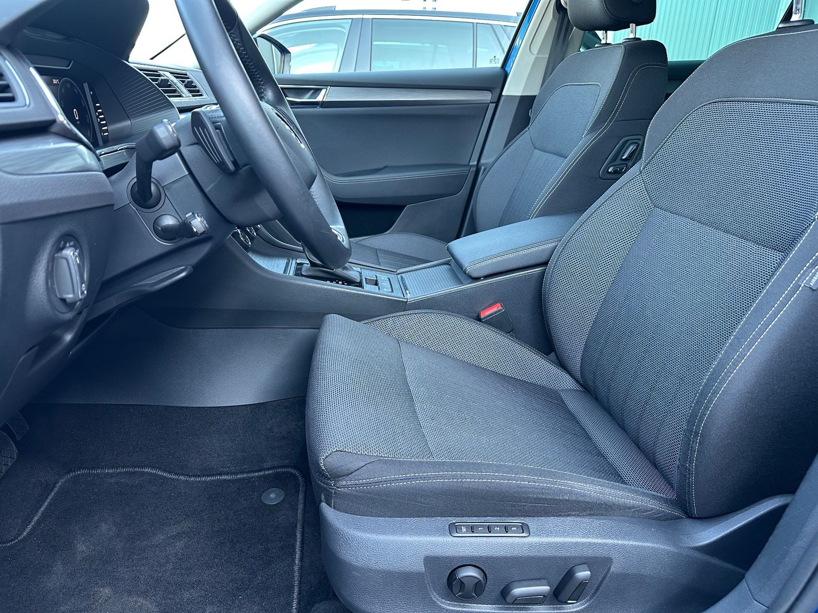 Fahrzeugabbildung SKODA Superb Combi 2.0 TDI DSG Style NAV+LED