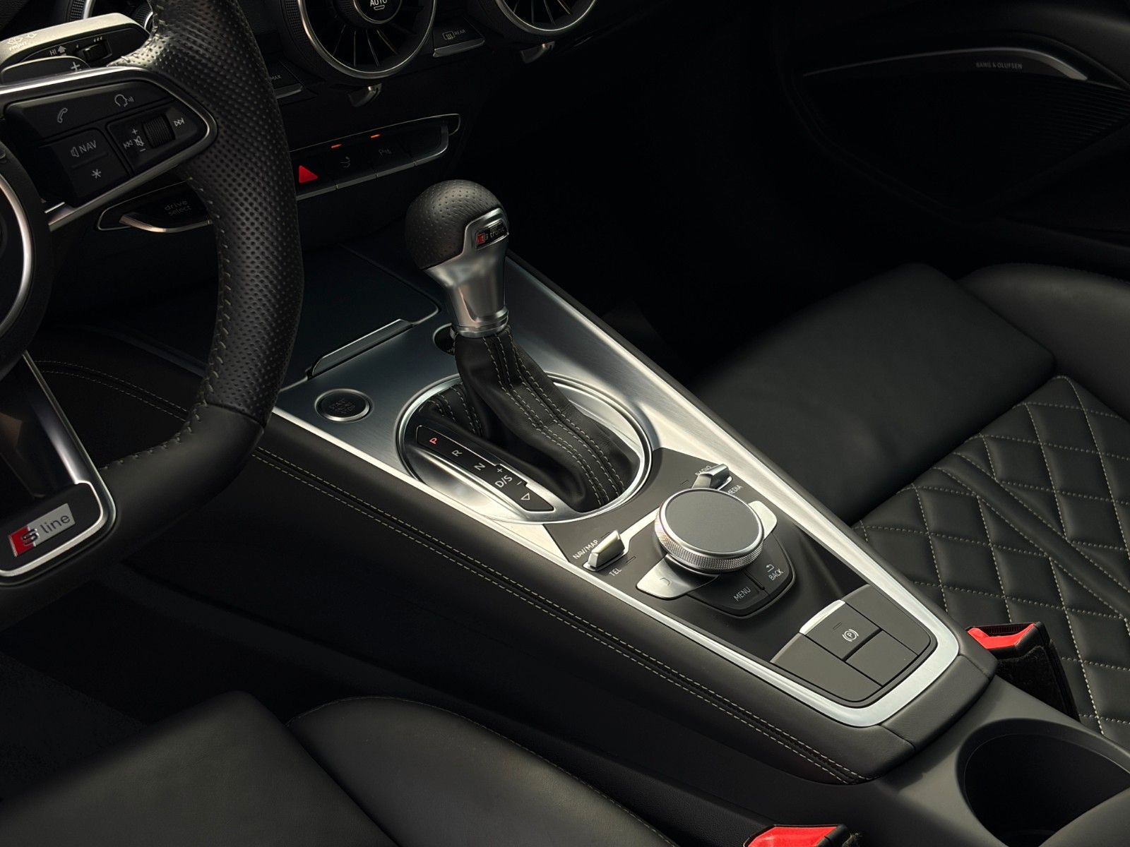 Fahrzeugabbildung Audi TT Coupe 1.8 TFSI S Line B&O CAM Tempomat Leder