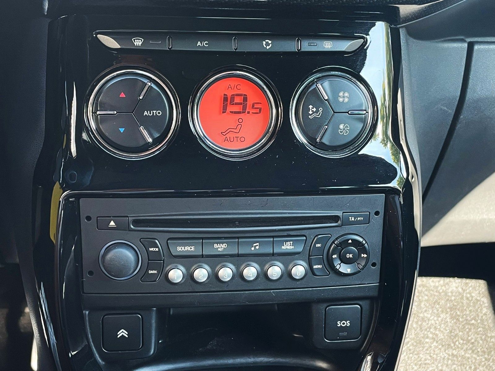 Fahrzeugabbildung Citroën DS3 SportChic 155 THP KIMAAUTOMATIK GANZJ REIFEN