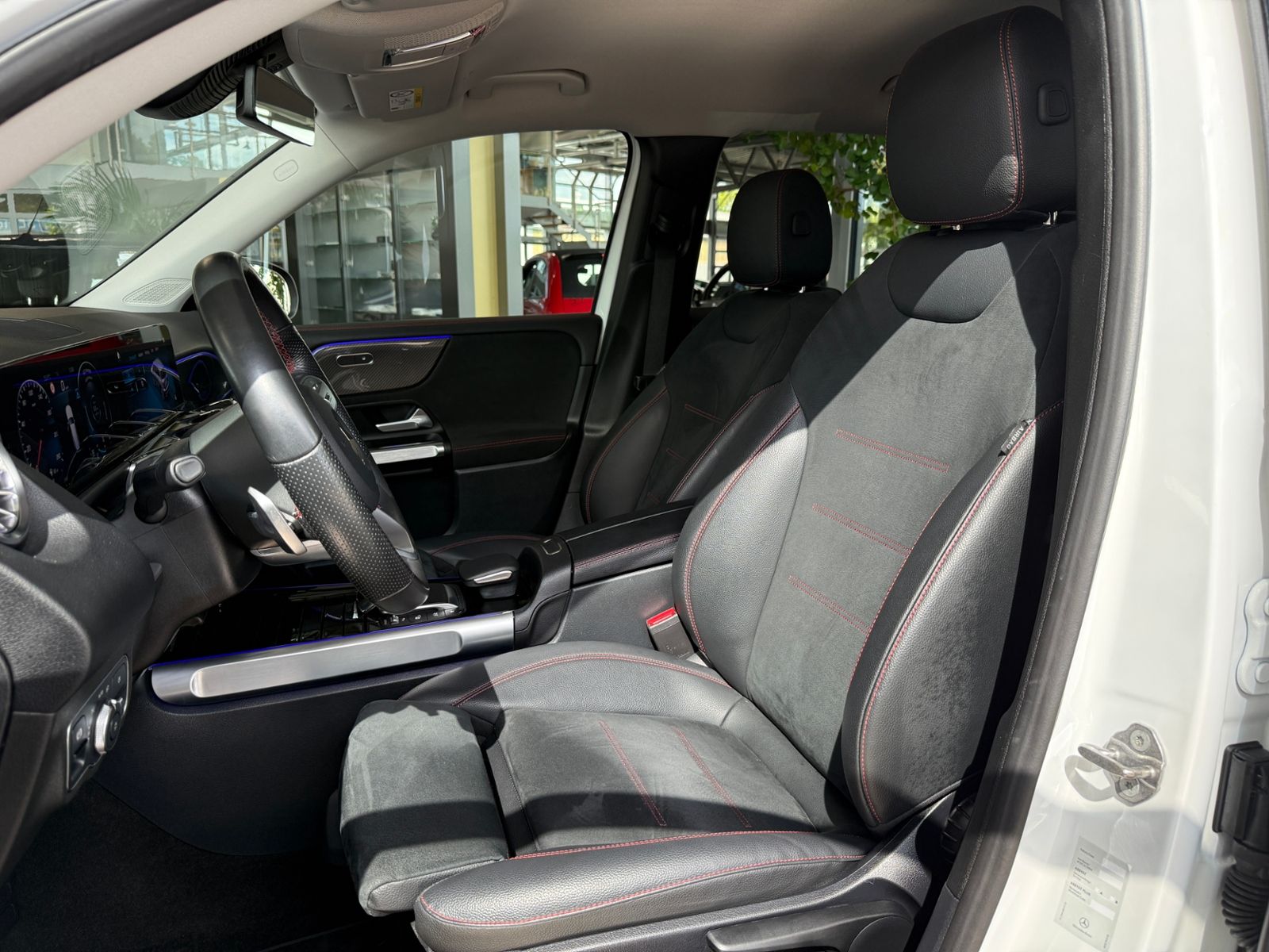 Fahrzeugabbildung Mercedes-Benz GLB 250 AMG Line LED MBUX HIGH NAV RFK 19"