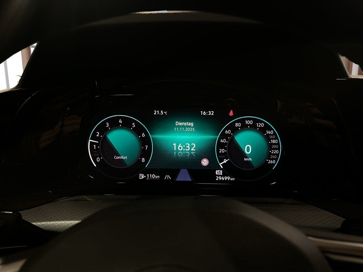 Fahrzeugabbildung Volkswagen Golf Active 1.5 TSI 6-Gang IQ.Light Navi Pano