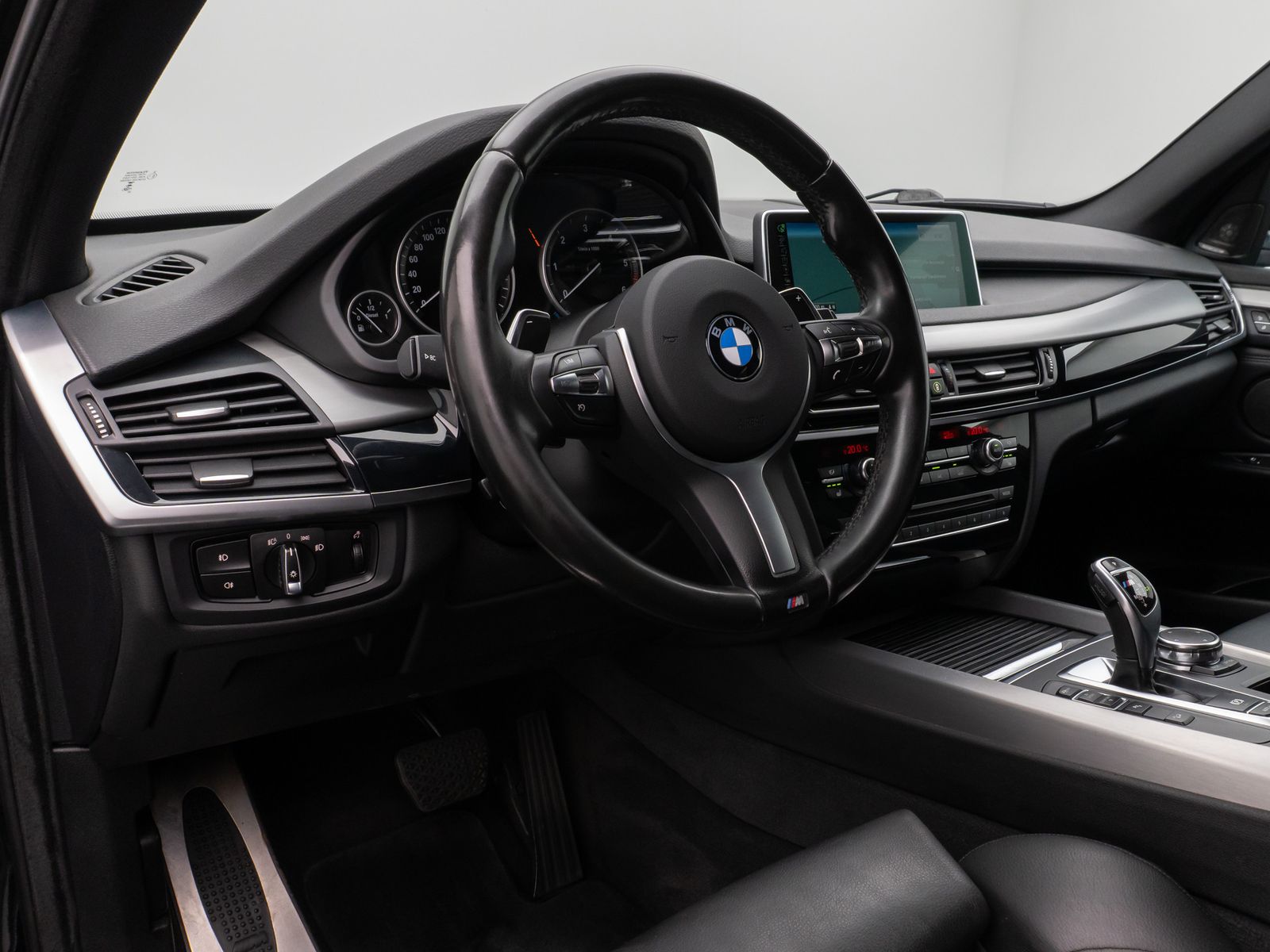 Fahrzeugabbildung BMW X5 M50d Kamera H/K NaviPro Xenon AHK Alarm
