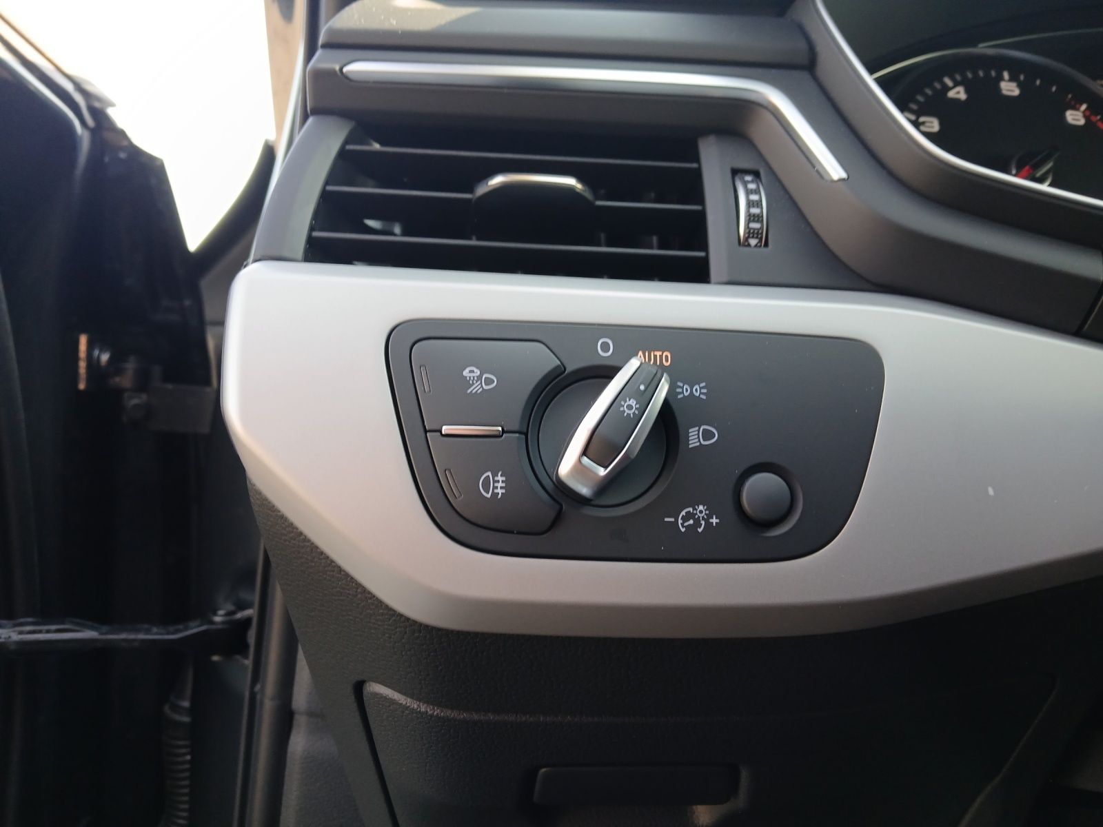 Fahrzeugabbildung Audi A4 Avant 40 TFSI advanced LED Navi Pano RFK SH