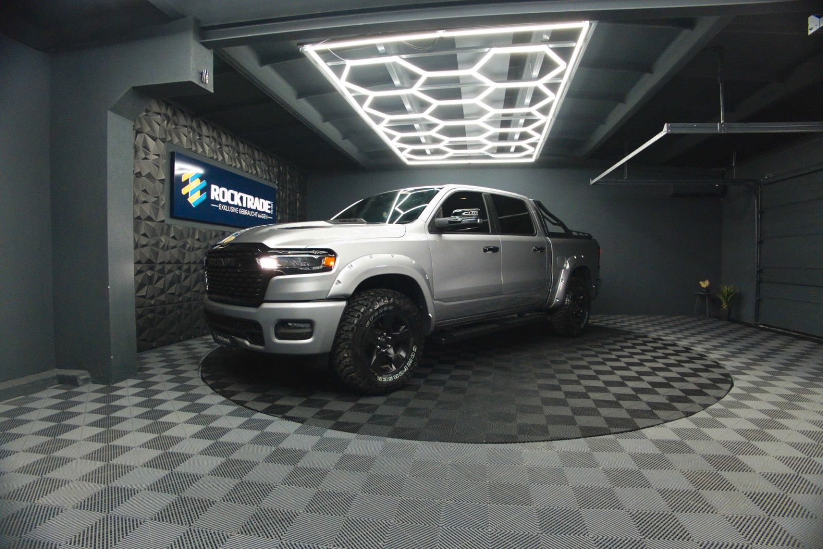 Fahrzeugabbildung Dodge RAM 3.0 MY 25 TWIN TURBO Offroad Night ACC 19%