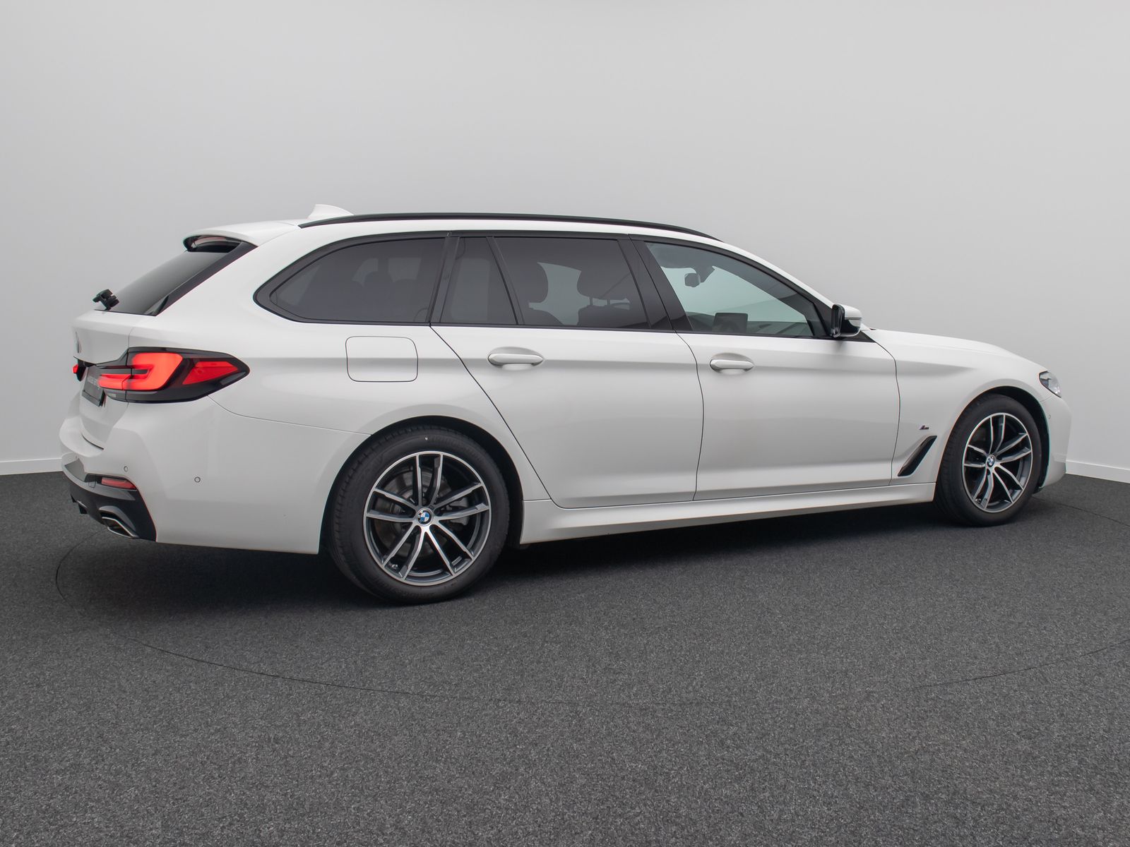 Fahrzeugabbildung BMW 520d M Sport Kamera HUD HiFi AHK Stop&Go Alarm