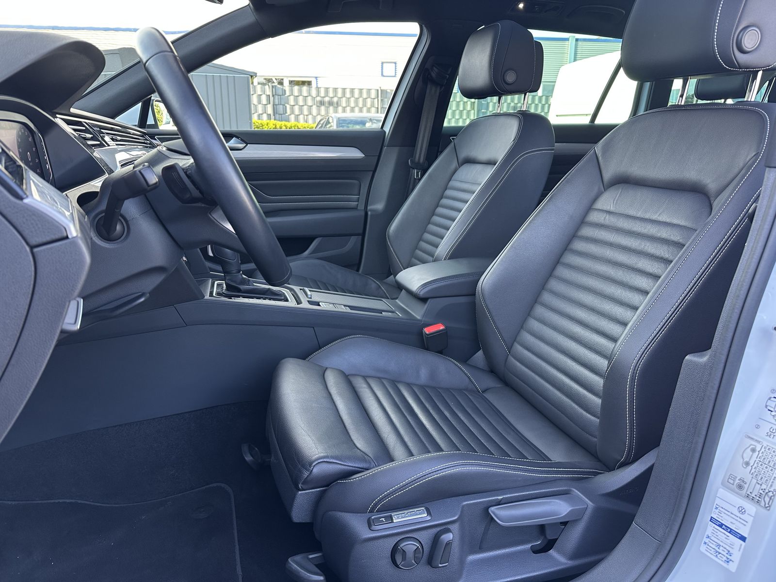 Fahrzeugabbildung Volkswagen Passat Variant Business NAV+LED+PANO+AHK+17ZO+PP