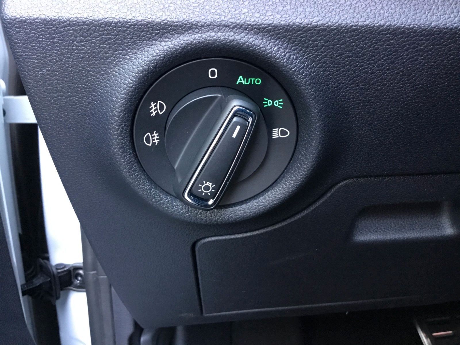 Fahrzeugabbildung SKODA Kamiq 1.5 TSI DSG Monte Carlo+AHK+Navi+Kamera