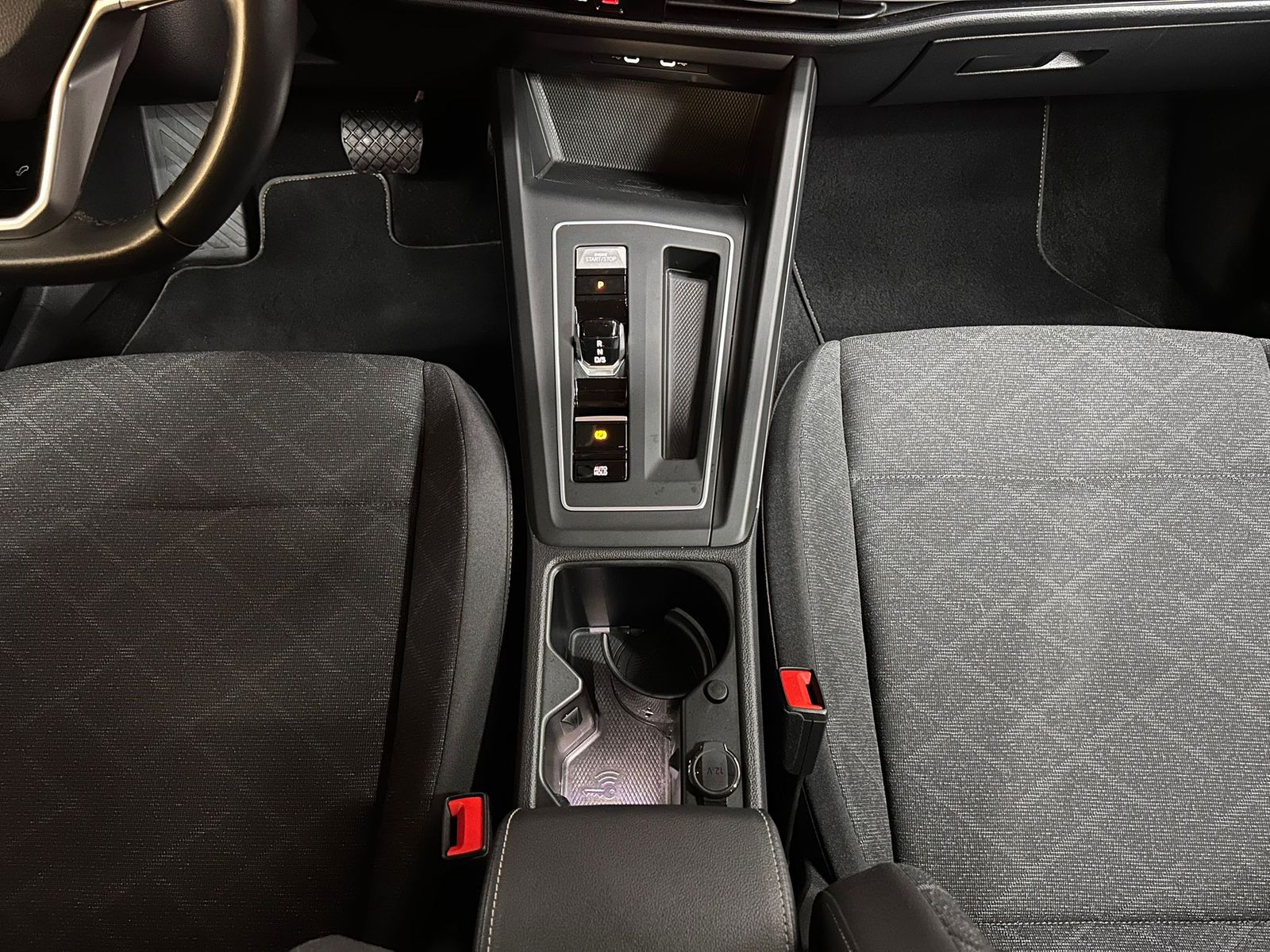 Fahrzeugabbildung Volkswagen Golf VIII Life 2,0TDI DSG VIRTU+LED+SHZ+NAVI+ACC