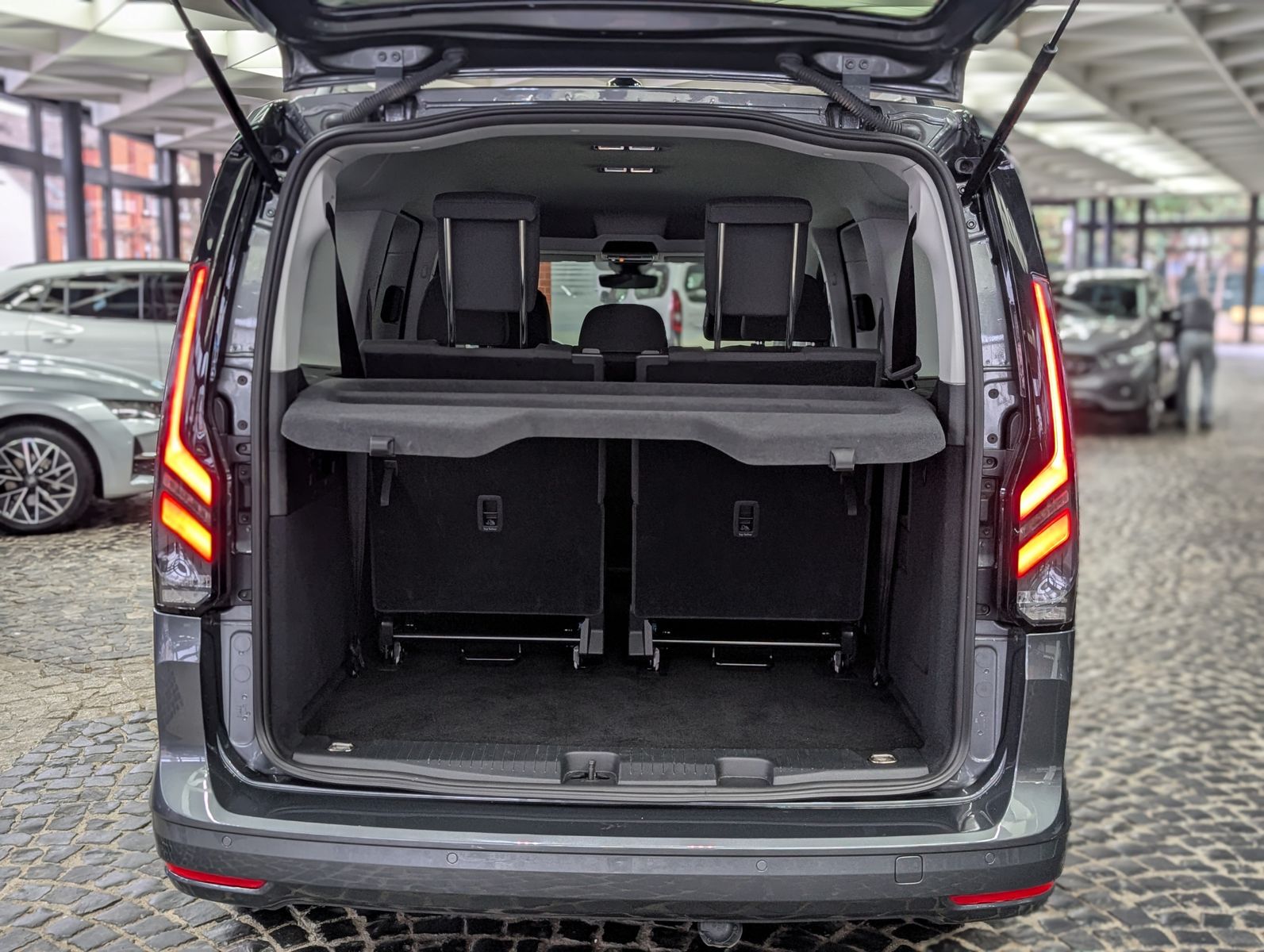 Fahrzeugabbildung Ford Grand Tourneo L2 Titanium 7-Sitze Bi-LED CAM AHK