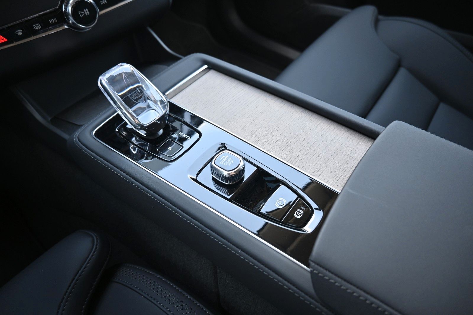 Fahrzeugabbildung Volvo XC90 T8 RC AWD Plus Dark*STDHZG*360°*ACC*AHK