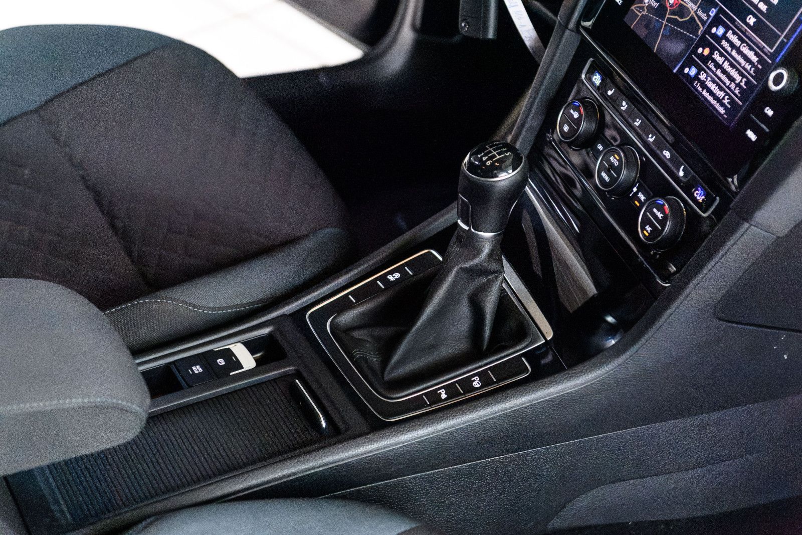 Fahrzeugabbildung Volkswagen Golf VII IQ.DRIVE +SHZ +ACC +NAVI