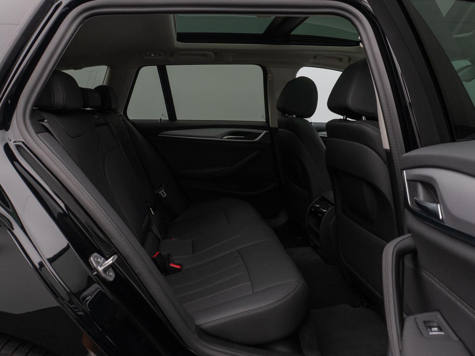 Fahrzeugabbildung BMW 530e Panorama DAB HiFi CockPitPro Alarm PDC LED