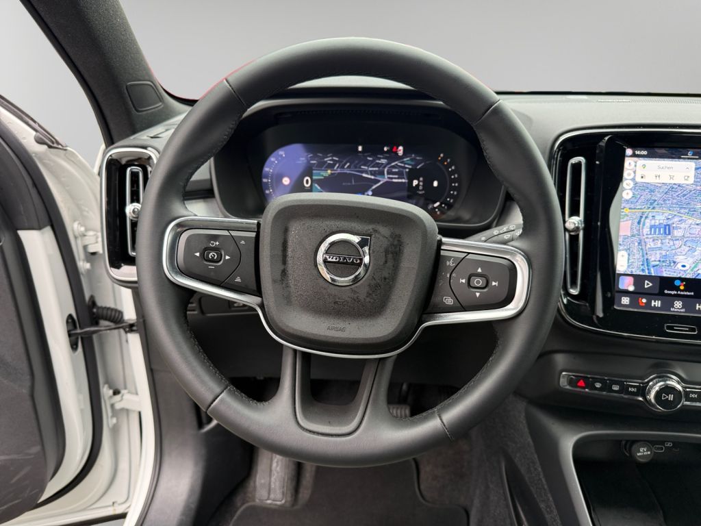 VOLVO XC40 B3 B DKG Plus Black Edition 360° Standheiz VOLVO XC40 B3 B DKG Plus Black Edition 360° Standheiz