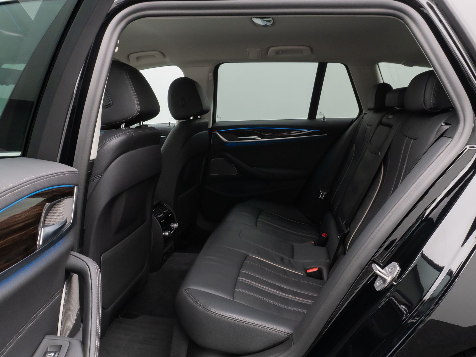 Fahrzeugabbildung BMW 530e xD LuxuryLine 360°Laser HUD DAB H/K ACC AHK