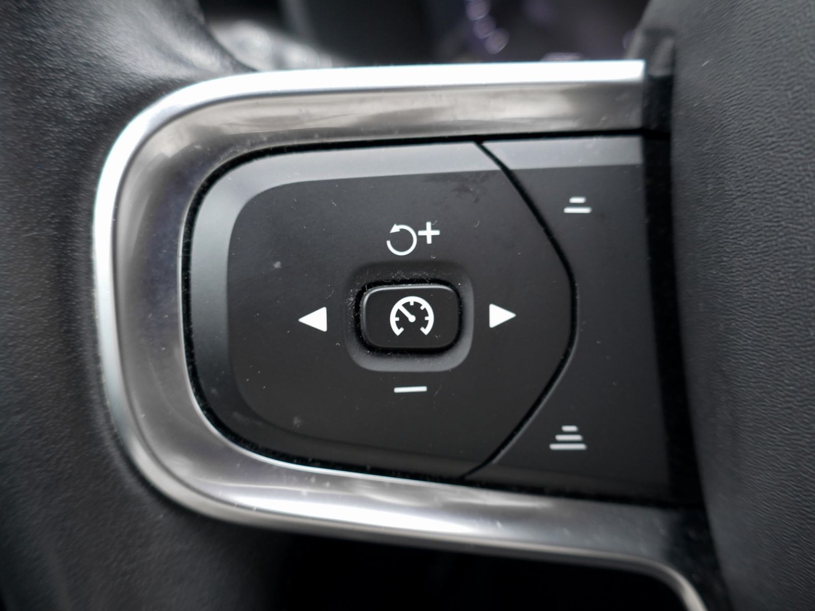 Fahrzeugabbildung Volvo XC40 D3 2WD Momentum Pro | LED AHK PDC GRA