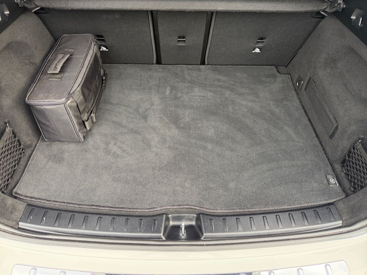 Fahrzeugabbildung Mercedes-Benz EQA 300 4M BONUS+AMG+SOUND+CARPL+KEYL+LED+KAMERA