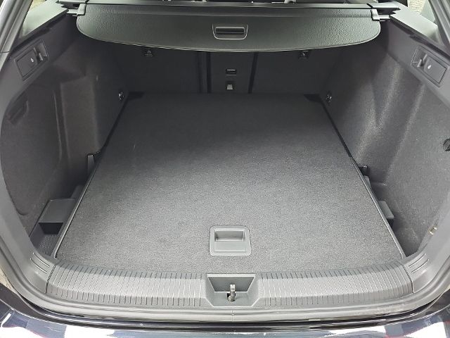 Fahrzeugabbildung Volkswagen Golf Variant R-LINE 1.5 eTSI DSG BLACK STYLE EAS