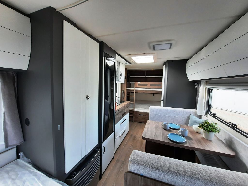 Fahrzeug Übersicht 9 Fahrzeugabbildung Hobby Excellent Edition 490 KMF Verfüg./Auflastung 1.8